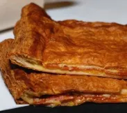 Слоеный пирог с картошкой, пепперони и сыром 1 кг | SakhFood