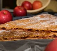 Пирог слоёный с яблоком и вишней 1,5 кг | SakhFood