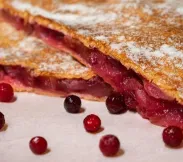 Пирог слоёный с яблоком и брусникой 2 кг | SakhFood