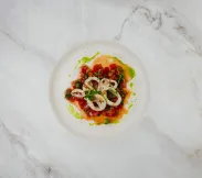 Командорский кальмар с невельскими томатами | SakhFood