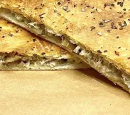 Пирог слоеный с курицей и грибами 1 кг | SakhFood