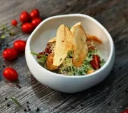 Салат Цезарь с креветкой | SakhFood