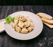 Пельмени Сибирские в чесночном соусе жаренные 15 шт | SakhFood