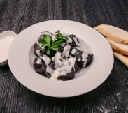 Пельмени с морепродуктами в сливочном соусе жаренные 15 шт | SakhFood