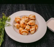 Пельмени классика жанра в остром соусе жаренные 15 шт | SakhFood