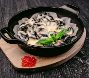 С морепродуктами в соусе бешамель запеченные 10 шт | SakhFood