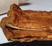 Слоеный пирог с картошкой, пепперони и сыром 1,5кг | SakhFood