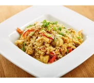 Жаренный рис с курицей и овощами в соусе "Терияки" | SakhFood