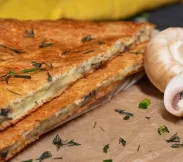 Пирог слоёный с картофелем и грибами 1 кг | SakhFood