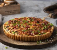 Мюнхенский пирог с колбасками 18 см | SakhFood