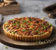 Мюнхенский пирог с колбасками 18 см | SakhFood