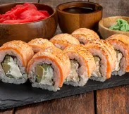 Ролл с опаленным лососем | SakhFood