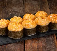 Запеченный в соусе спайс с гребешком и угрём | SakhFood